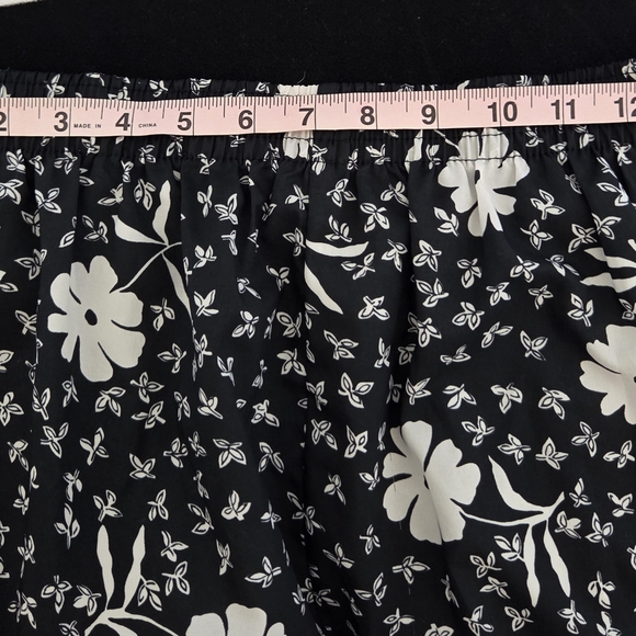 Carriage Court 10 Petite Floral Black and White Women's Skirt With Pockets - Picture 6 of 10